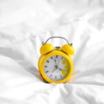 ‘슬기로운 수면 생활’…한국인의 건강을 바꾸는 작은 변화들 white and gold analog alarm clock