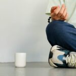집에서도 가능한 ‘마음챙김 루틴’, 현대인 스트레스 해소법으로 주목 a person's feet on a table