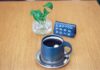 현대인의 숙면, 디지털 디톡스와 아침 루틴이 좌우한다 A mug of coffee with a plant and sign