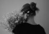 직장인 ‘마음 챙김 루틴’, 현명하게 일상에 녹이기 A person in a black shirt holding a bouquet of daisies