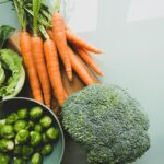 소소하지만 확실한 건강 챙기기, ‘마이크로 헬스 해빗’ 확산 carrots and broccoli on stainless steel bowl