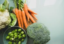 소소하지만 확실한 건강 챙기기, ‘마이크로 헬스 해빗’ 확산 carrots and broccoli on stainless steel bowl