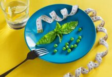 간헐적 단식, 한국인의 새로운 건강 습관으로 떠오르다 a blue plate topped with green vegetables and measuring tape