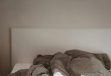 “숙면에 빠지는 비결! 수면 최적화로 피로에서 벗어나자” brown and white bed linen