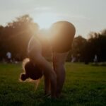 직장인을 위한 거북목·일자목 교정 스트레칭과 생활 습관 가이드 woman in white bikini bottom kneeling on green grass field during sunset