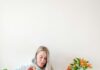 “하루 10분, 똑똑하게 건강 챙기기”…웰니스 루틴이 바꾸는 일상 a woman sitting on a stool holding a drink