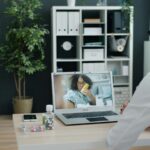 디지털 헬스케어, 우리의 건강관리 파트너로 떠오르다 Doctor consulting patient via video call on laptop