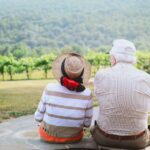 저속노화, 지속 가능한 젊음을 유지하는 비결은 무엇일까? couple sitting on pathway