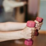 운동 부족 현대인, ‘짧고 자주’ 움직이는 습관이 건강 지킨다 person holding pink and white dumbbells