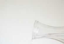똑똑한 수분 섭취, 건강 지키는 작은 습관의 힘 A person pouring water into a glass on a table