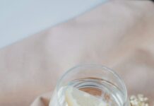 일상 속 웰니스 문화 확산… 건강한 생활로의 작은 변화가 만든다 clear glass jar with white liquid inside